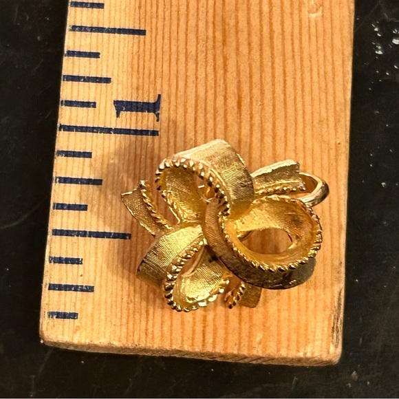 Vintage Trifari earrings - Picture 7 of 11